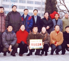       2004年12月路大三、四班畢業(yè)生十五周年同學聚會在母校栽下師生紀念 樹祝母校更加輝煌