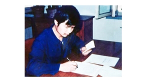 學生填寫入黨申請書