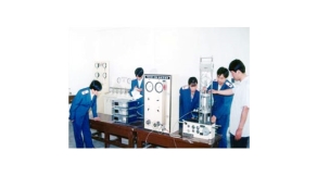 實驗教師指導(dǎo)學(xué)生進行三軸實驗